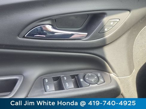 Used 2018 Chevrolet Equinox LT FWD image 26