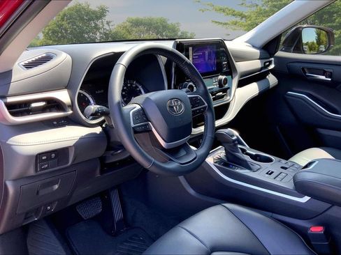 Used 2023 Toyota Highlander XLE AWD/4WD image 17