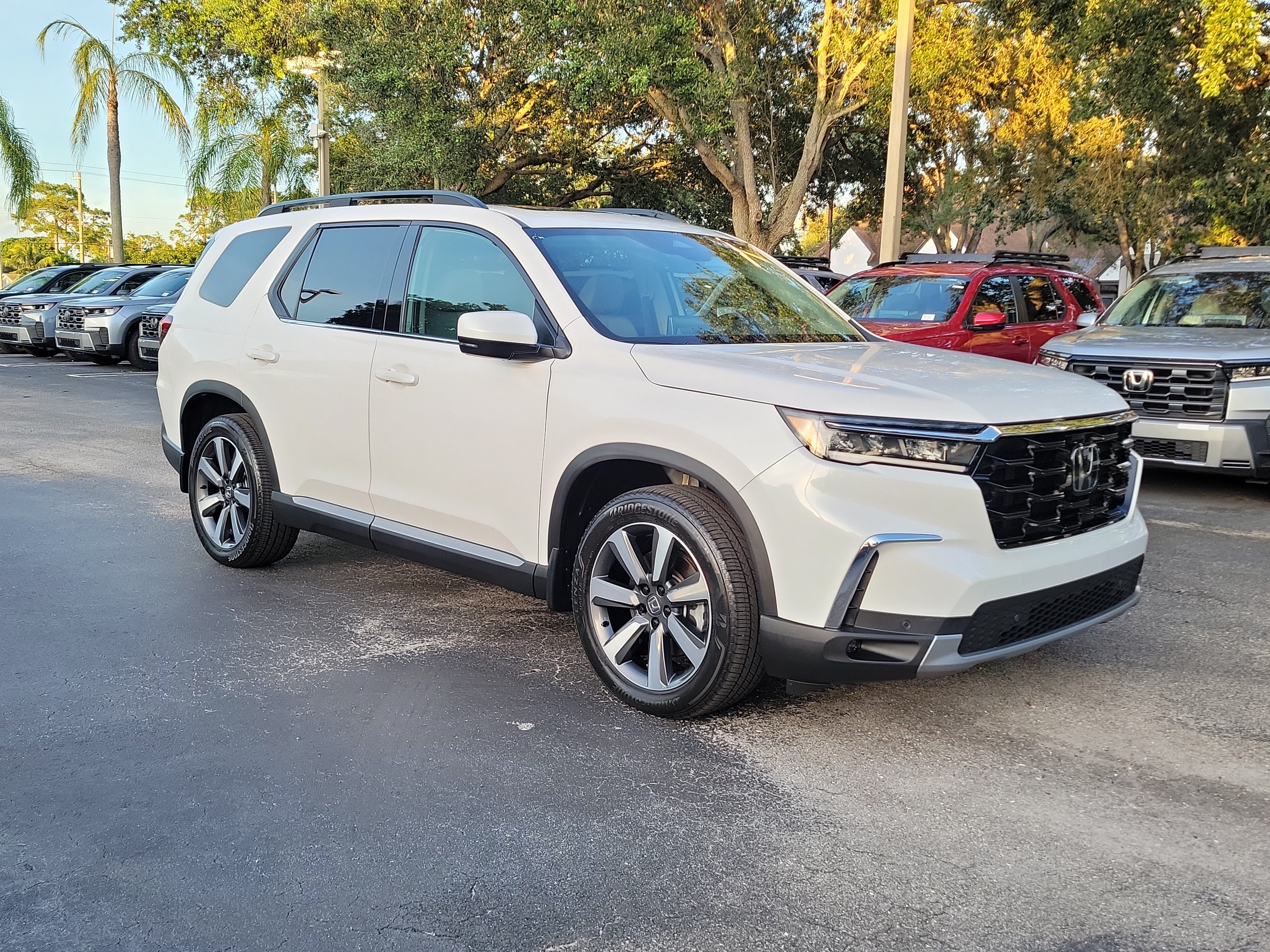 Certified 2025 Honda Pilot Touring image 1