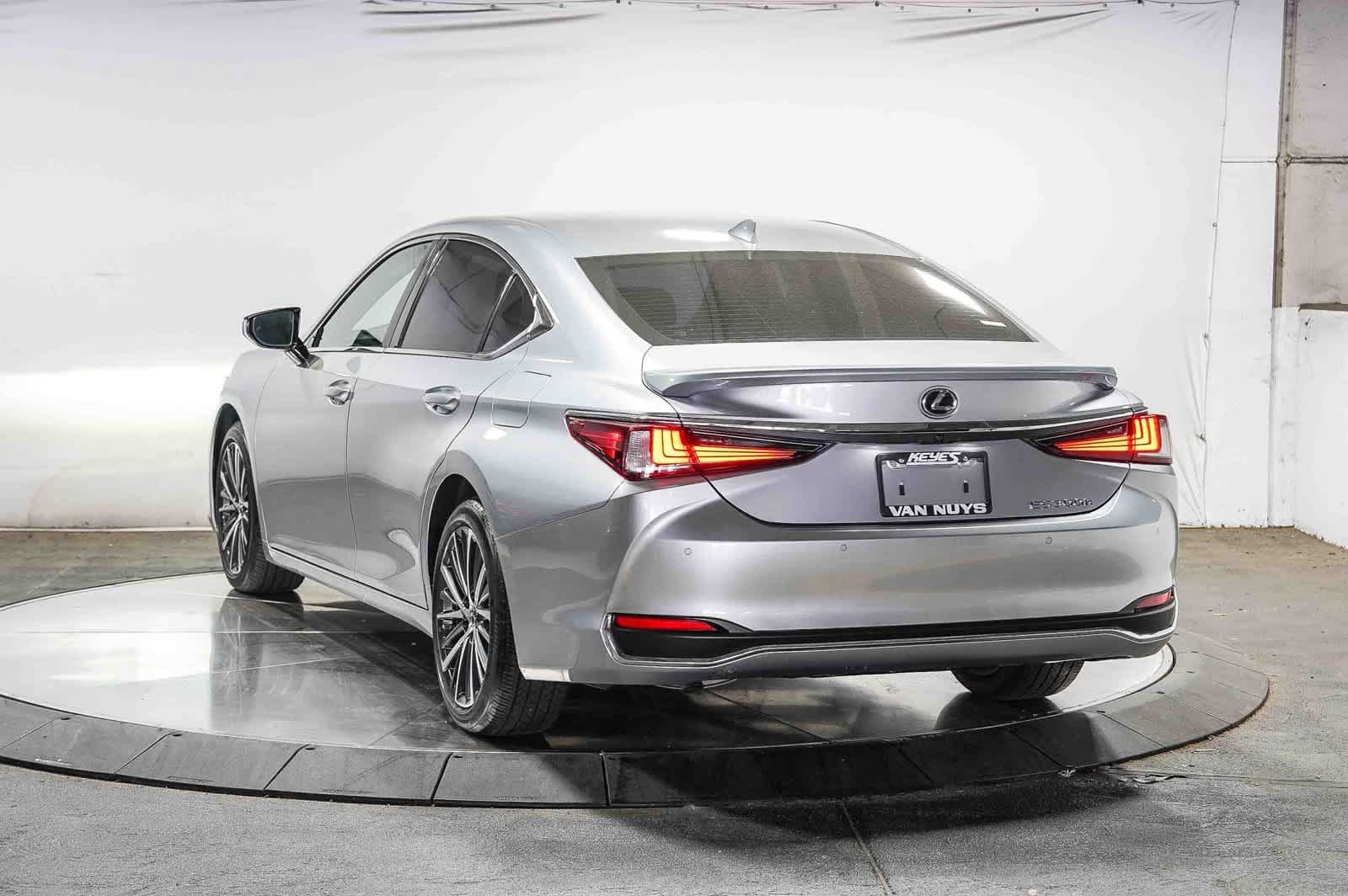 Used 2025 Lexus ES 300h w/ Premium Package FWD image 2