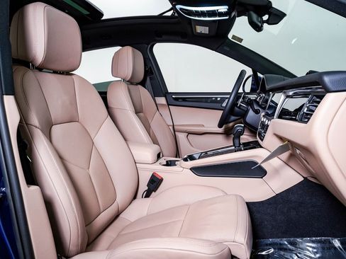 Certified 2025 Porsche Macan image 15