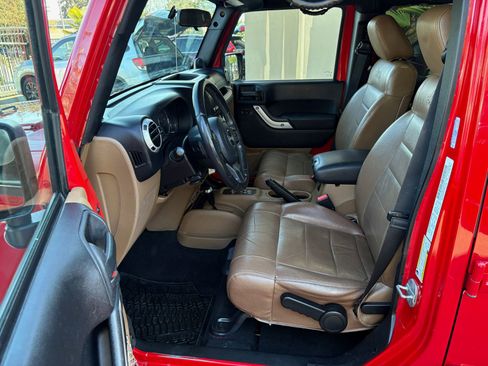 Used 2012 Jeep Wrangler Unlimited Sahara w/ Connectivity Group AWD/4WD image 9