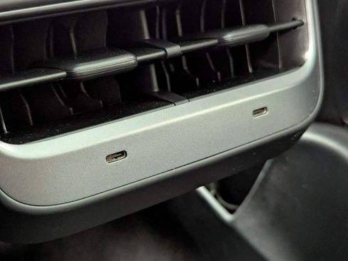 Used 2022 Tesla Model Y Long Range image 23