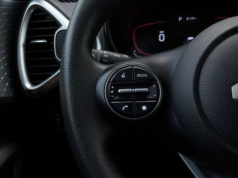 Used 2025 Kia Soul LX w/ LX Technology Package FWD image 31