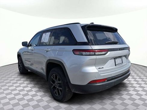 Used 2025 Jeep Grand Cherokee Altitude AWD/4WD image 5