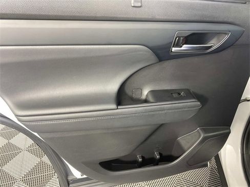Used 2022 Toyota Highlander XLE image 29