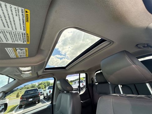 Used 2014 Nissan Frontier SL w/ SL Moonroof Package AWD/4WD image 18