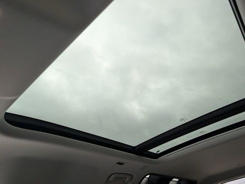 Used 2025 Land Rover Defender 110 S image 22