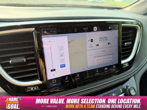 Used 2025 Chrysler Pacifica Limited FWD image 15