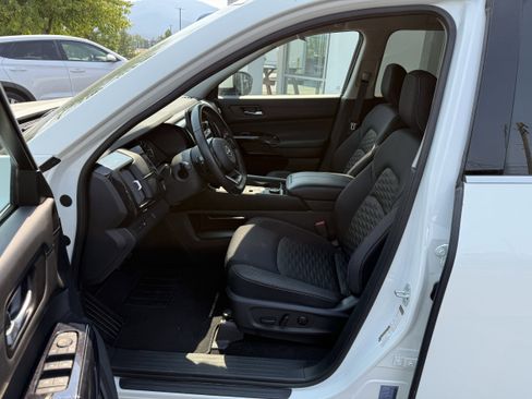 Used 2022 Nissan Pathfinder SV image 9