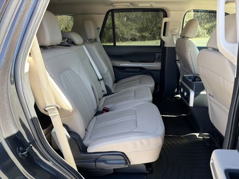 Used 2022 Ford Expedition Limited image 19