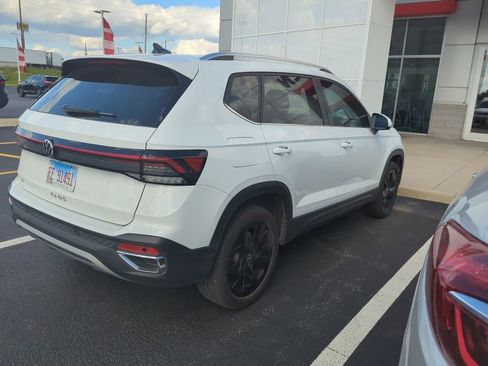 Used 2025 Volkswagen Taos SE w/ Panoramic Sunroof Package FWD image 4