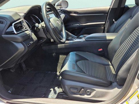 Used 2018 Toyota Camry SE w/ Moonroof Package FWD image 9