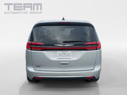 Used 2024 Chrysler Pacifica Touring-L image 6