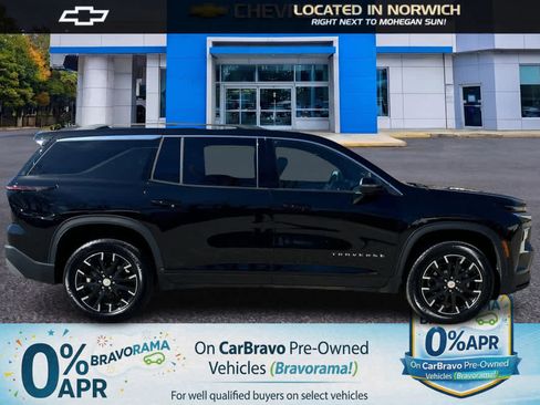 Used 2025 Chevrolet Traverse LT w/ Sun and Wheel Package image 5