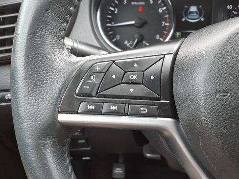 Used 2017 Nissan Rogue SV AWD/4WD image 17