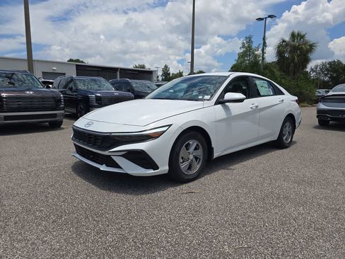 New 2026 Hyundai Elantra SE FWD image 2