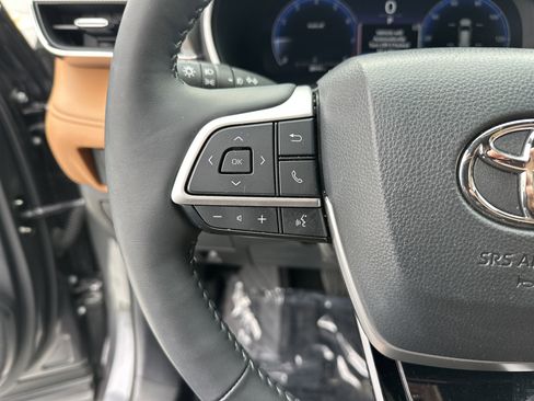 Used 2024 Toyota Highlander Platinum FWD image 19