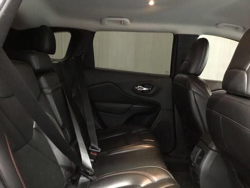 Used 2019 Jeep Cherokee Trailhawk w/ Comfort/Convenience Group AWD/4WD image 15