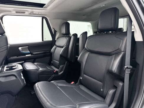 Used 2025 Ford Expedition Platinum AWD/4WD image 35