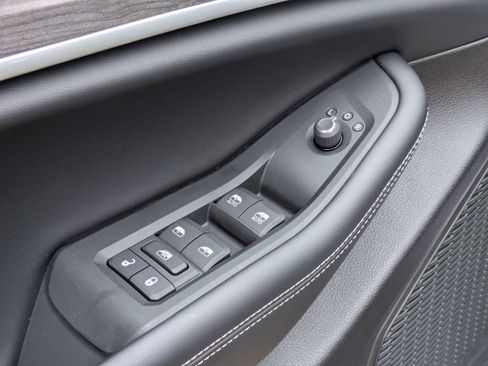 Used 2025 Jeep Grand Cherokee Limited w/ Black Appearance Package image 12