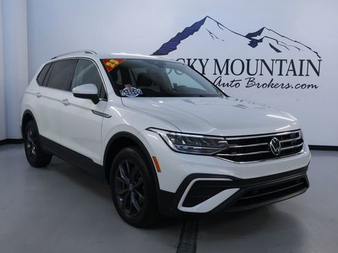 Used 2023 Volkswagen Tiguan SE image 1