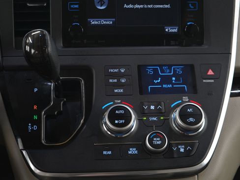 Used 2017 Toyota Sienna XLE Premium AWD/4WD image 17