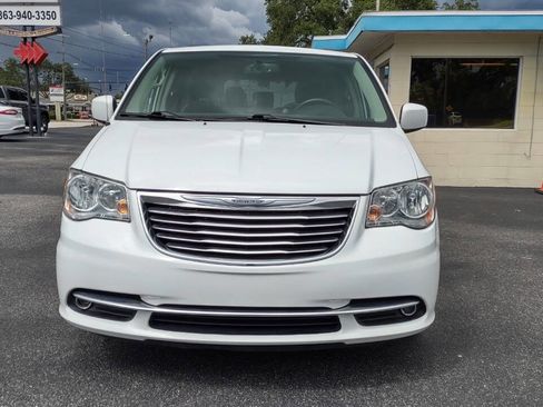 Used 2015 Chrysler Town & Country Touring w/ Driver Convenience Group image 2