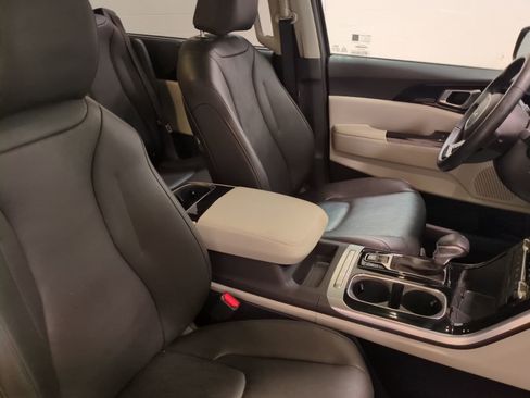 Certified 2023 Kia Carnival EX image 13