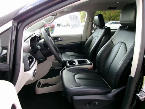 Used 2024 Chrysler Pacifica Touring-L image 13