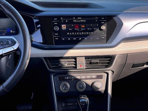 Used 2022 Volkswagen Taos SE image 6