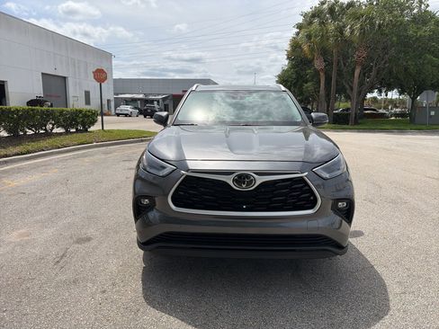 Used 2023 Toyota Highlander XLE image 8