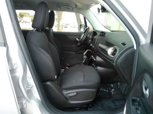 Used 2017 Jeep Renegade Latitude w/ Cold Weather Group AWD/4WD image 17