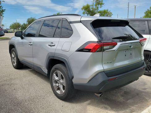 Used 2022 Toyota RAV4 XLE w/ Convenience Package AWD/4WD image 4