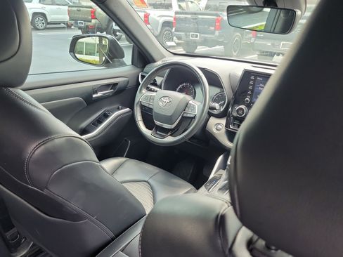 Used 2022 Toyota Highlander XSE FWD image 14