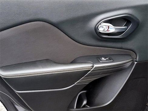 Used 2017 Jeep Cherokee Latitude w/ Comfort & Sound Group image 12