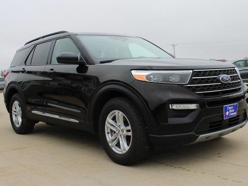 Used 2023 Ford Explorer XLT image 3