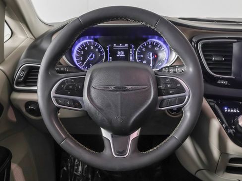 Used 2022 Chrysler Voyager LX image 25