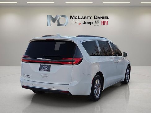 Used 2022 Chrysler Pacifica Touring image 5