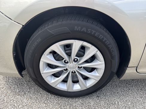 Used 2015 Toyota Camry LE FWD image 11