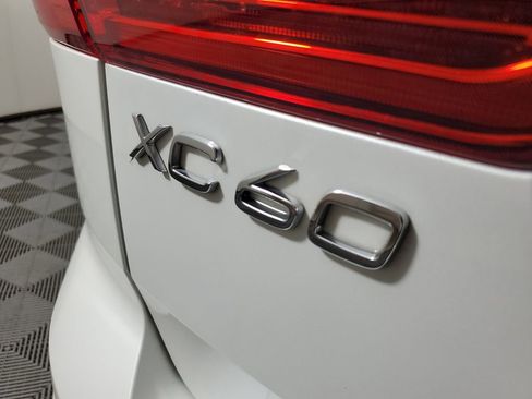 Used 2025 Volvo XC60 B5 Plus image 10