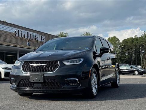 Used 2024 Chrysler Pacifica Touring FWD image 2