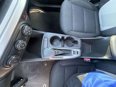 Used 2025 Chevrolet Trax LS w/ LS Convenience Package FWD image 19
