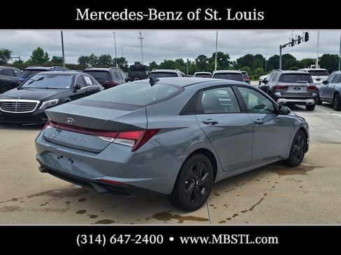 Used 2022 Hyundai Elantra SEL w/ Preferred Accessory Package FWD image 3