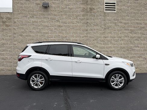 Used 2018 Ford Escape SE w/ Ford Safe & Smart Package AWD/4WD image 2