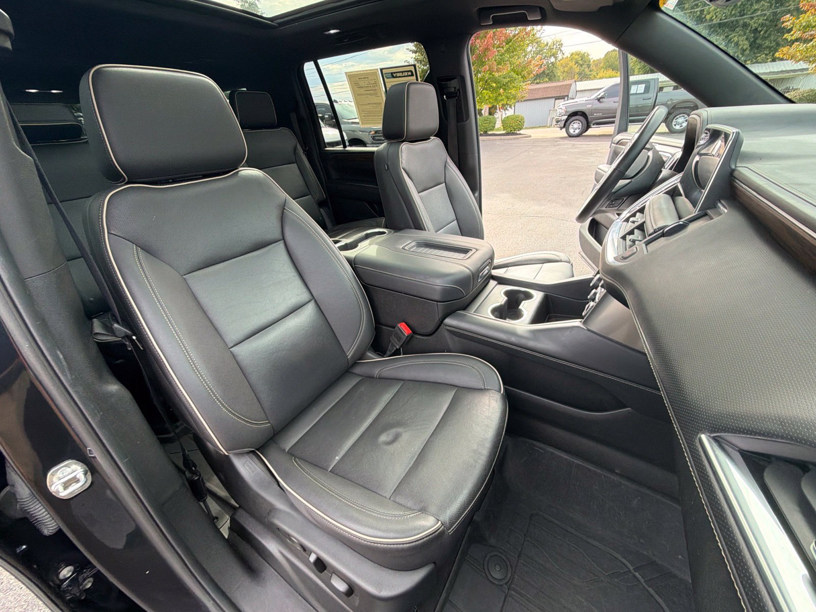 Used 2023 Chevrolet Suburban Premier w/ Premium Package AWD/4WD image 34