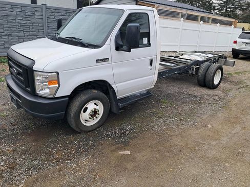 Used 2018 Ford E-450 and Econoline 450 Super Duty w/ Power Windows & Locks Group RWD image 2