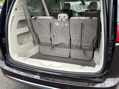 Used 2017 Chrysler Pacifica Touring-L Plus w/ Tire & Wheel Group image 9