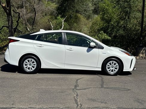 Used 2022 Toyota Prius LE FWD image 4