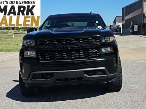 Used 2020 Chevrolet Silverado 1500 Custom w/ Custom Value Package AWD/4WD image 3